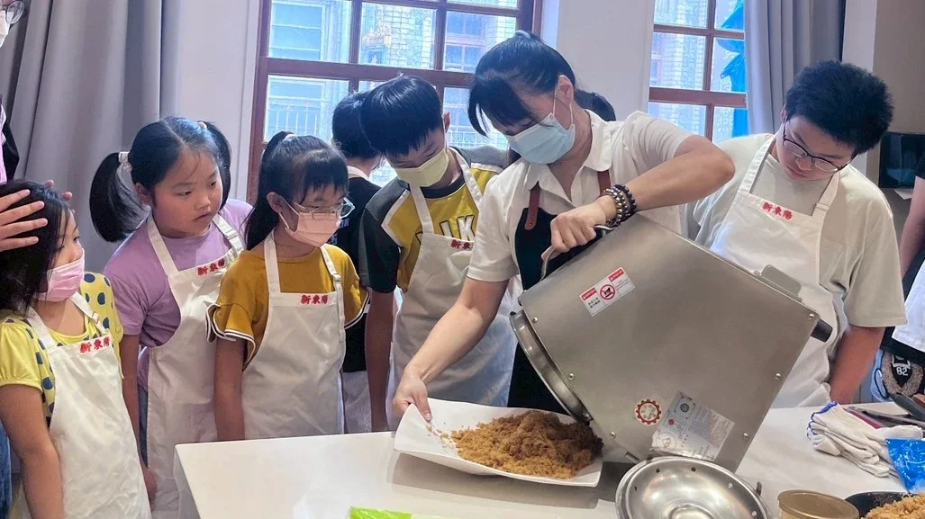 新東陽姊姊帶孩子們作肉鬆