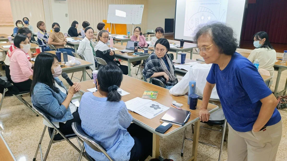 鄭玉英老師聆聽著學員們的分享（2024年6月16日於郵政博物館，鄭偉銘攝影）