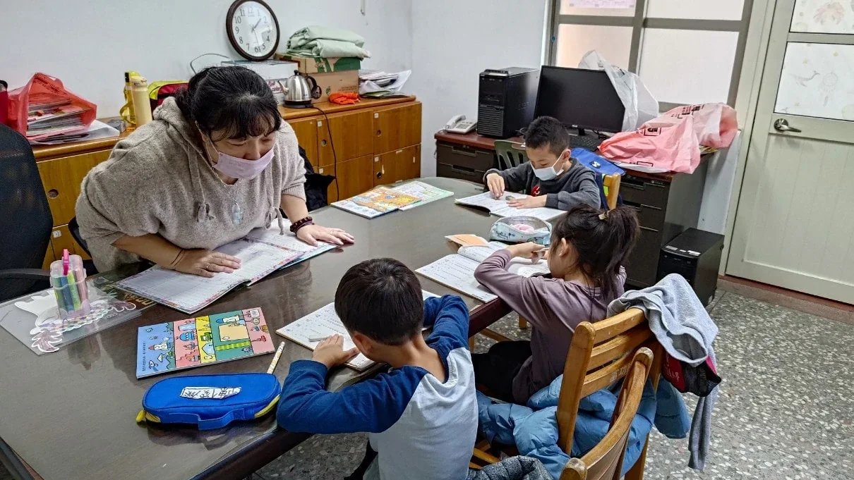 老師用耐心陪伴孩子們寫功課（2024年10月18日於南投草屯鎮富功國小，吳文炎攝影）